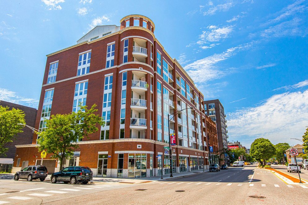 The exterior of North Park Pointe apartments in Chicago's Old Town neighborhood