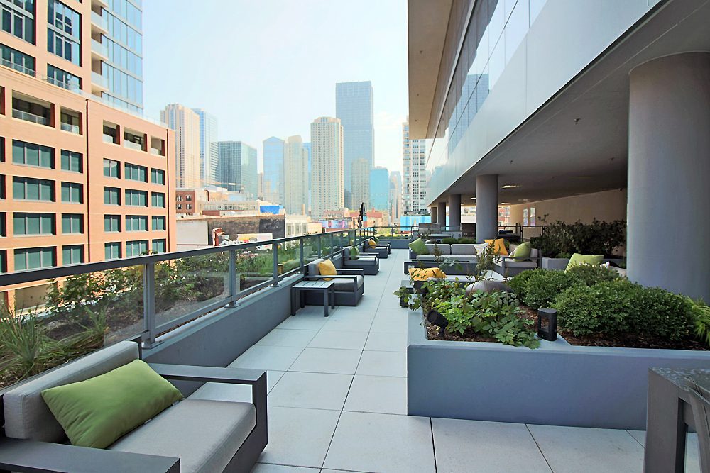 An outdoor terrace at 640 N Wells apartments in downtown Chicago