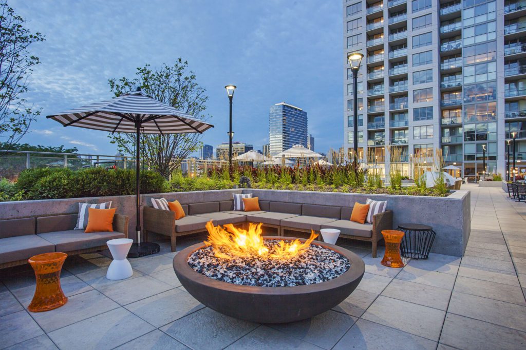 Outdoor space at Onni Fulton Market with seating and firepit.
