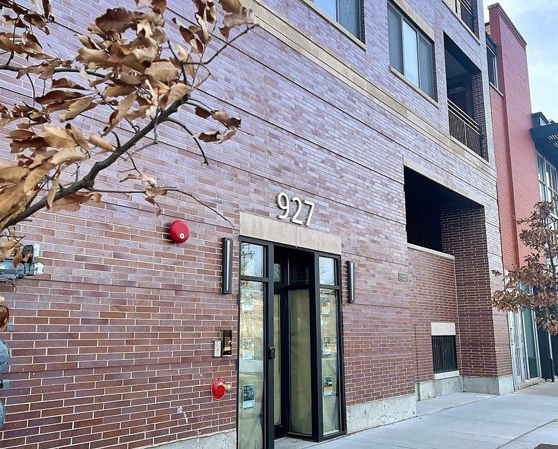 The outer view of 927 W Irving, the newest apartments in Chicago's Lakeview neighborhood