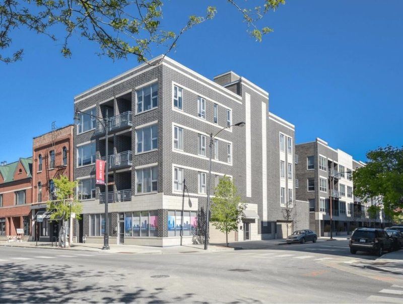 Street and Building view of Aberdeen Apartment in West Loop