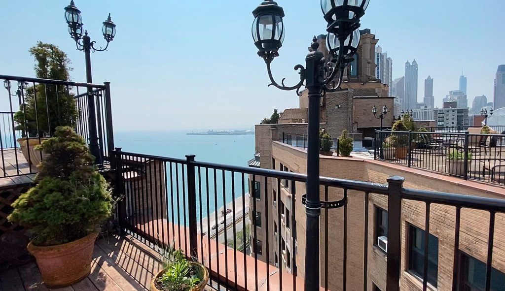 A view of the downtown Chicago skyline and lake from Deco apartments in Gold Coast