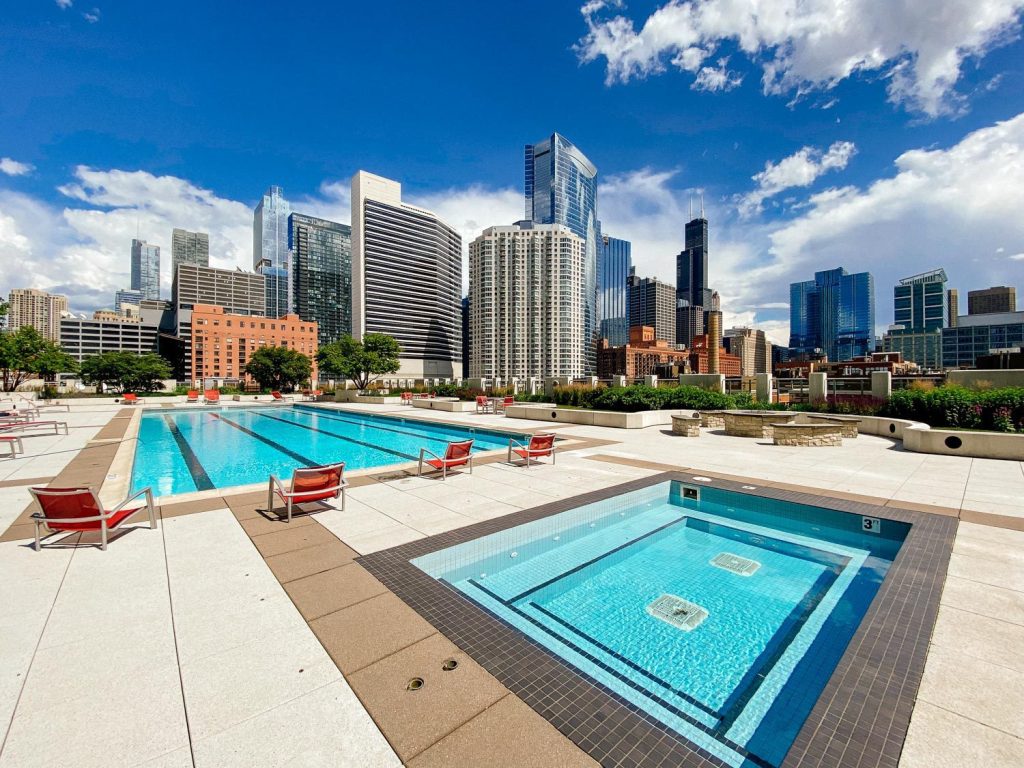 The rooftop pool at Alta at K Station in Chicago's Fulton River