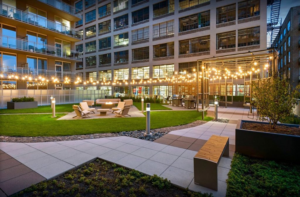 The outdoor amenity space at Jeff Jack apartments in Chicago
