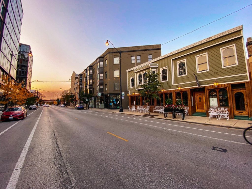 A view of a street along Chicago's Lincoln Park neighborhood