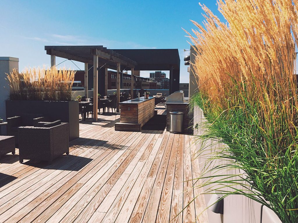 An outdoor space at Luxe on Madison luxury apartments in downtown Chicago