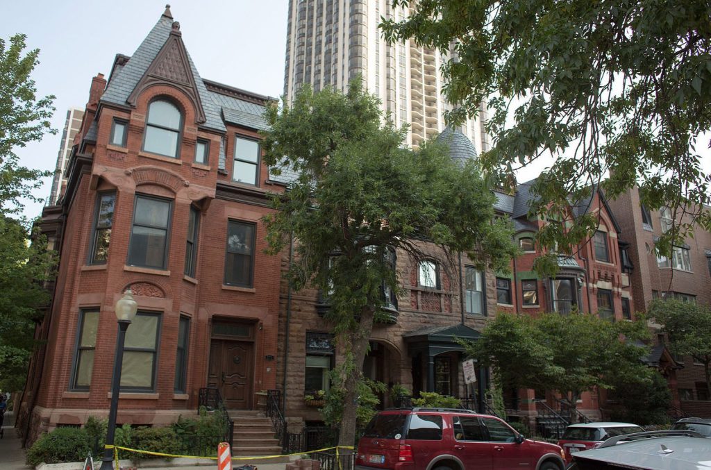 Historic brownstones in Chicago's Old Town neighborhood 