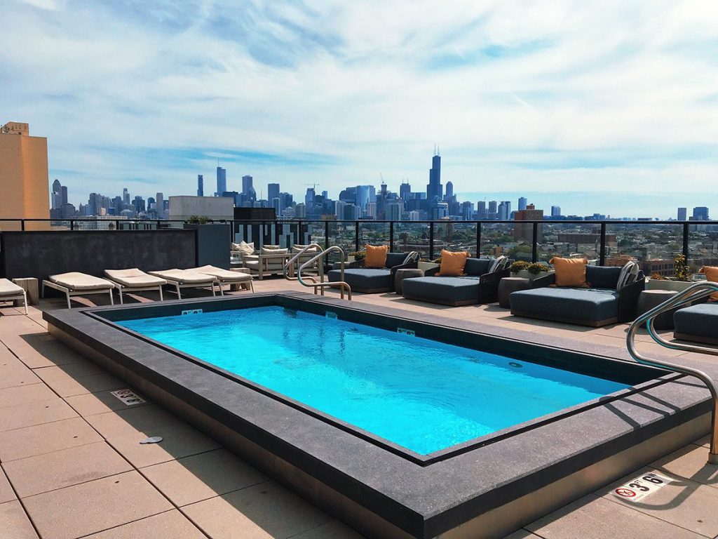 A rooftop pool at Wicker Park Connection apartments in Chicago's West Town